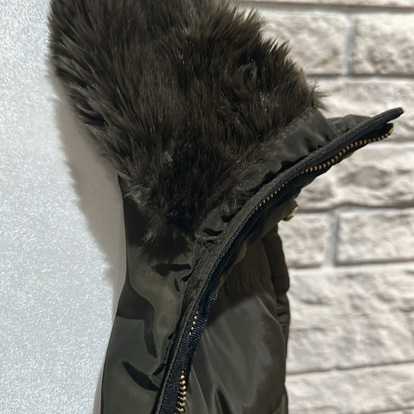 Puffer vest with fur neck and hidden hood - Picture 5 of 6